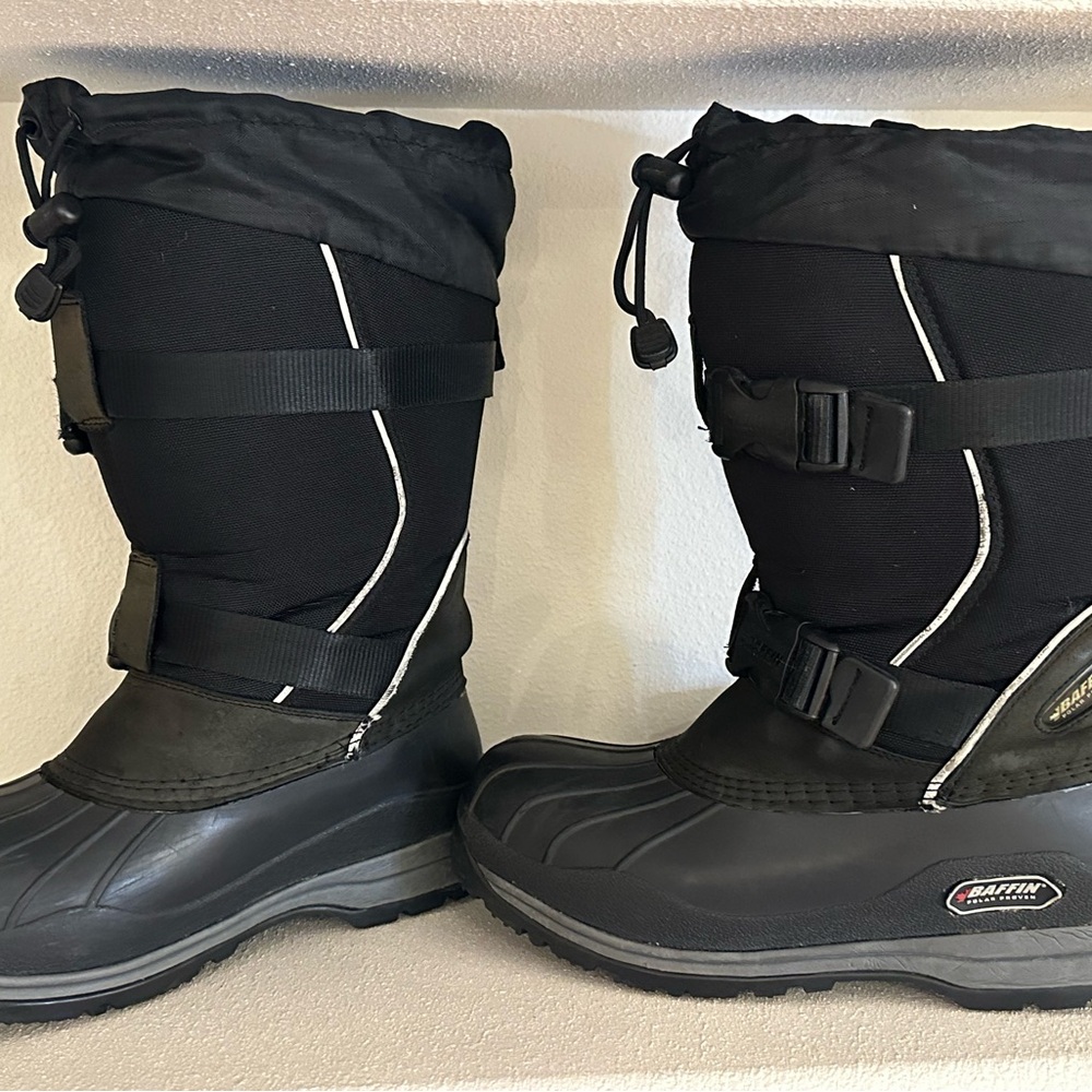 Like new in excellent condition Baffin women’s snow boots